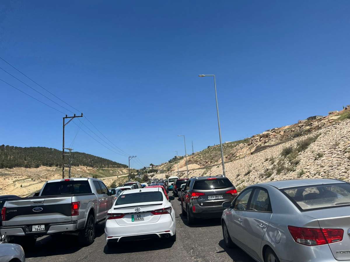 حادث سير على طريق اربد عمان يتسبب بأزمة خانقة - صور