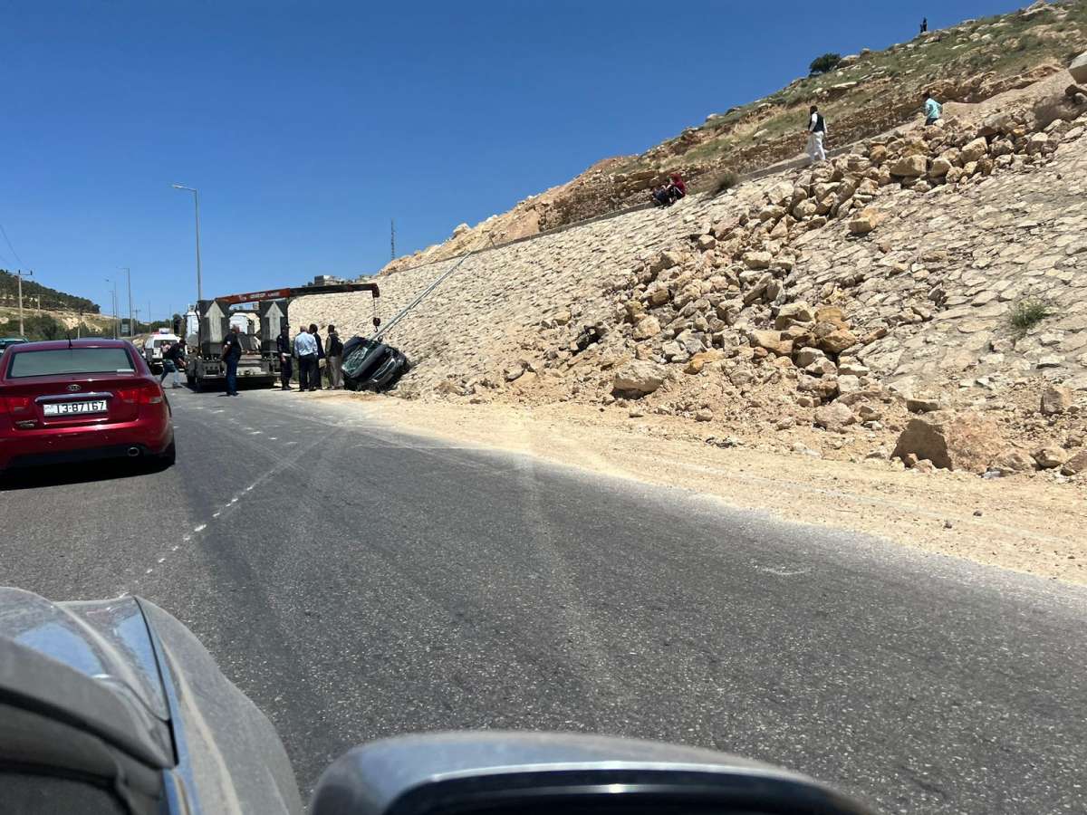 حادث سير على طريق اربد عمان يتسبب بأزمة خانقة - صور