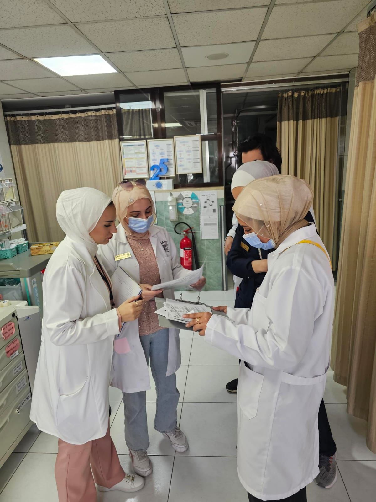 طلبة الصيدلة في جامعة البترا يبدؤون التدريب في مستشفى الحياة