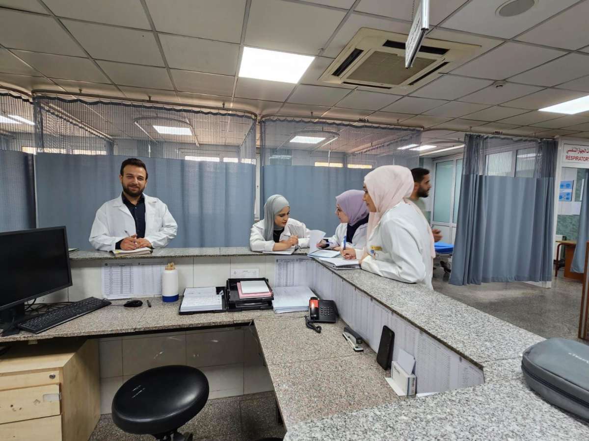 طلبة الصيدلة في جامعة البترا يبدؤون التدريب في مستشفى الحياة