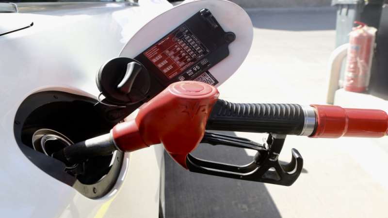 مختصان بقطاع المحروقات يتوقعان ارتفاع سعر البنزين محليا