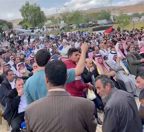 آلاف الاردنيين يتوافدون الى مضارب قبيلة العدوان للمطالبة باستعادة عماد العدوان - فيديو