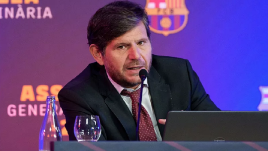 برشلونة يعلن رحيل مديره الرياضي أليماني عن الفريق