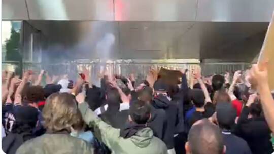 جماهير باريس سان جيرمان تهاجم ميسي أمام مقر النادي وتطالب بطرده (فيديو)