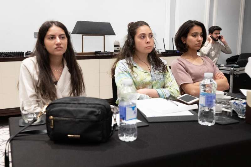 طلبة من الشرق الأوسط يتحدثون بحضور السفيرة الأمريكية عن الصحافة في يومها العالميّ