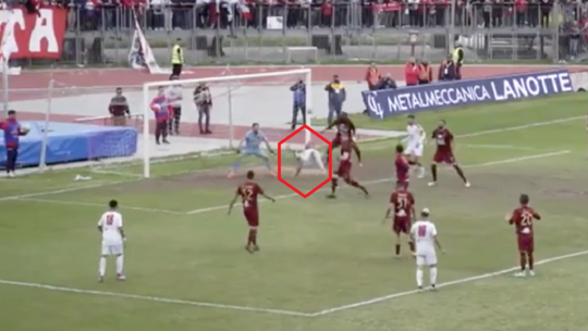 في مباراة غريبة.. لاعب إيطالي يسجل هدفين مذهلين بنفس الطريقة (فيديو)