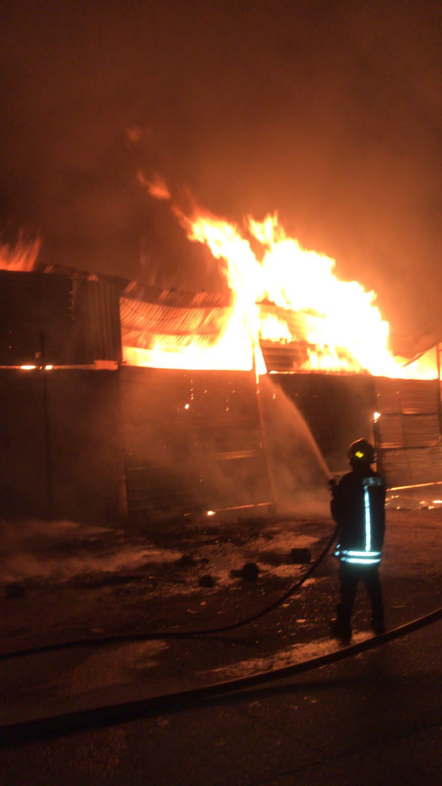  وفاتان و5 إصابات بحريق مخازن “بوليسترين” في عمان