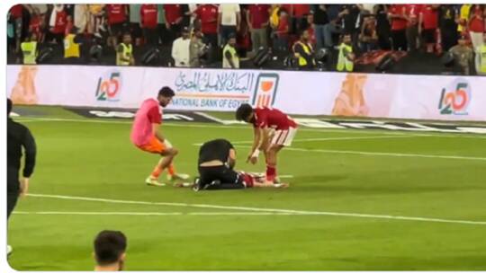نجم الأهلي المصري يثير هلع الجماهير بسقوطه بشكل مفاجئ في الملعب (فيديو)
