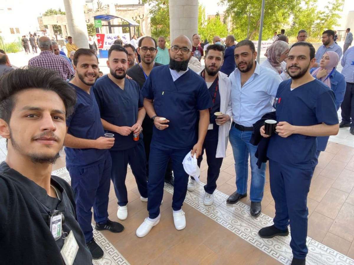 العاملون في المهن الطبية المساندة بمستشفى الامير حمزة يطالبون بزيادة علاوتهم الفنية - صور