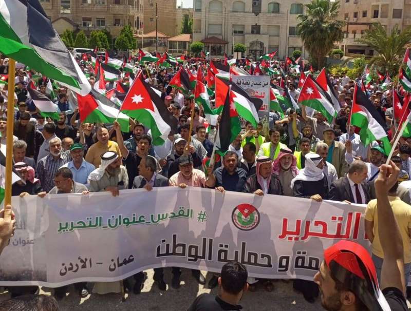 مئات الاردنيين قرب سفارة الاحتلال يا أقصانا حنّا جنودك - صور