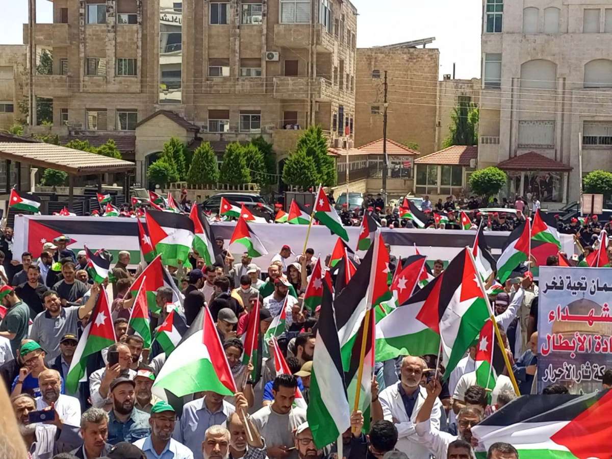 مئات الاردنيين قرب سفارة الاحتلال: يا أقصانا حنّا جنودك - صور