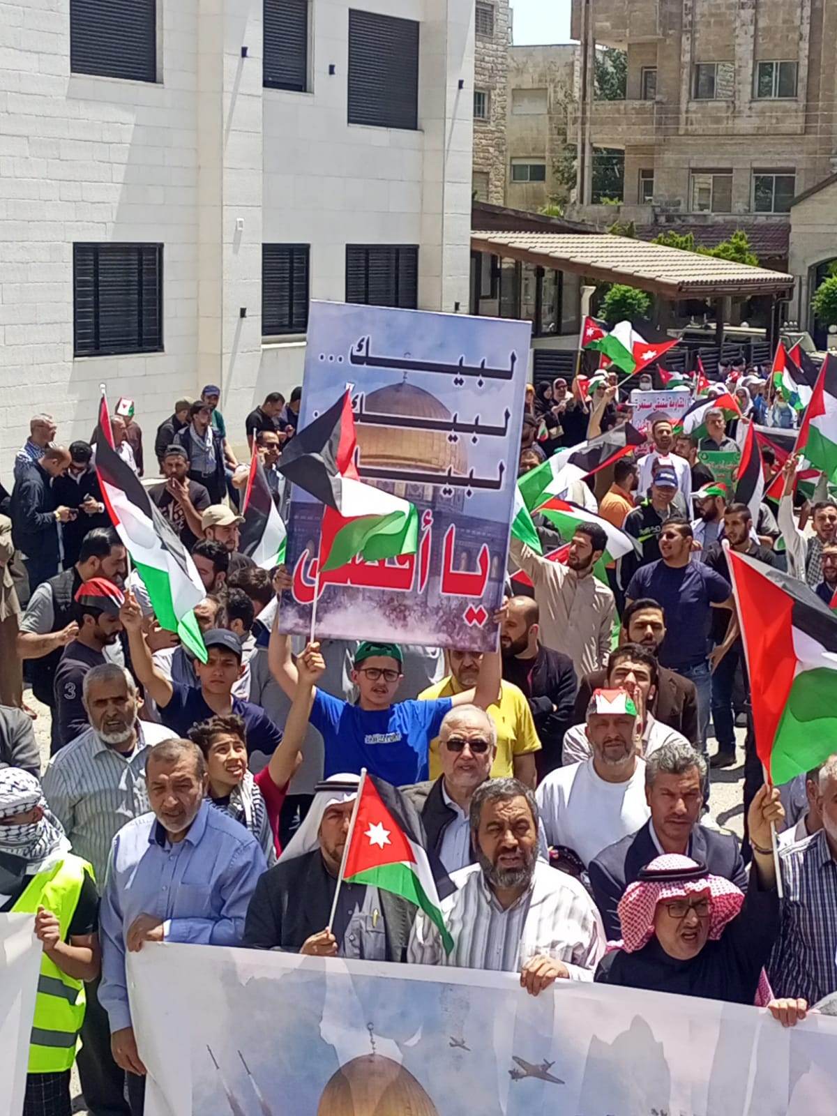 مئات الاردنيين قرب سفارة الاحتلال: يا أقصانا حنّا جنودك - صور