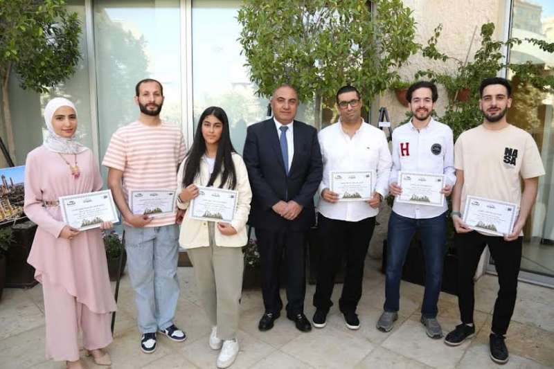 أمين عمّان يُسلّم فائزًا من الشرق الأوسط جائزة مسابقة عمان بعيوننا