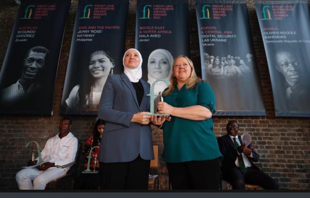 جائزة المدافعين عن حقوق الانسان للزميلة الاستاذة هالة عاهد - صور