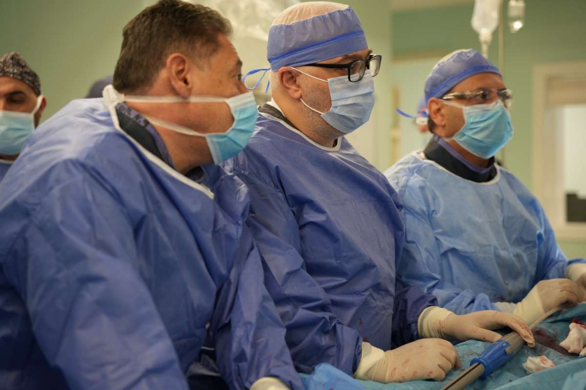 عملية جراحية نوعية بمستشفى الكندي لمصاب يعاني من تهتك في الشريان الابهري الهابط - فيديو وصور