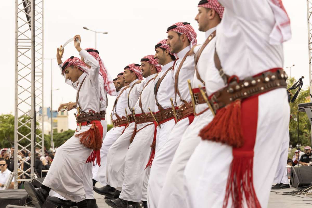 آلاف المواطنين يشاركون في احتفال زين فرحاً بزفاف ولي العهد