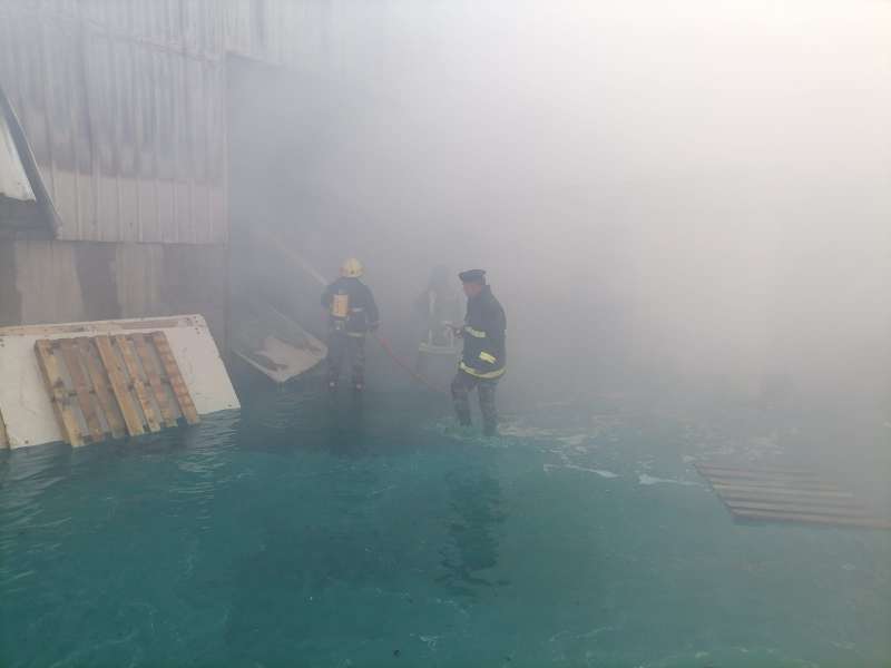 الدفاع المدني يخمد حريق مصنع يحتوي على مواد تنظيف وبلاستيك ودهانات في الزرقاء