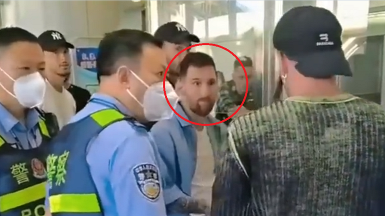 القانون فوق الجميع.. احتجاز ميسي في مطار بالصين (فيديو)