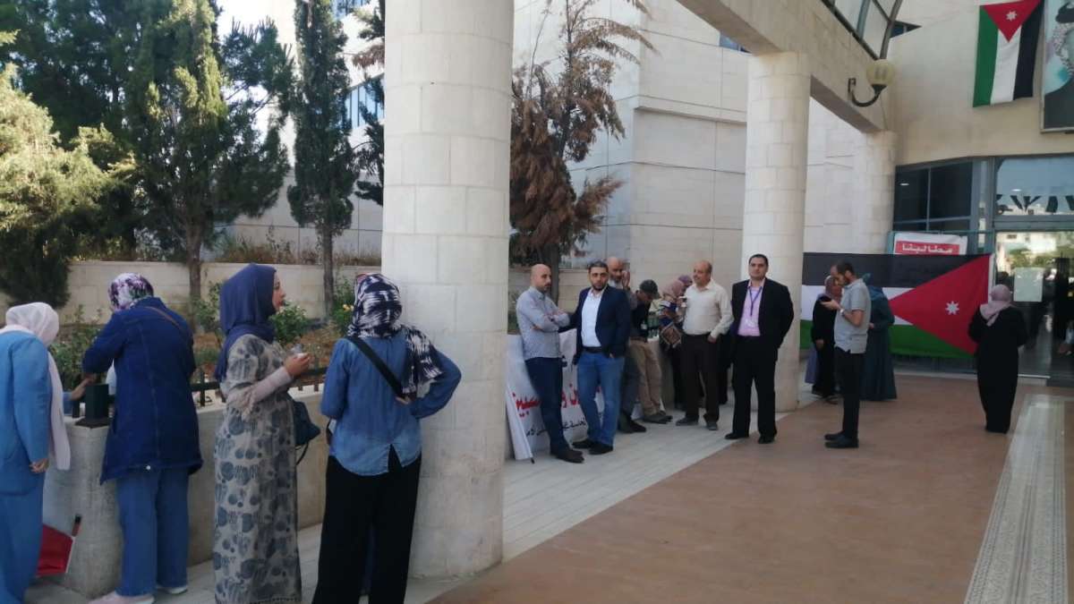عاملون في مستشفى الامير حمزة يحتجون: الوزارة تتنصل من وعودها 
