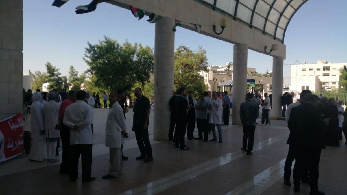 عاملون في مستشفى الامير حمزة يحتجون: الوزارة تتنصل من وعودها 