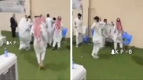 السعودية.. مشاجرة عنيفة بين معلم ومجموعة من الطلاب خلال حفل ختامي (فيديو)