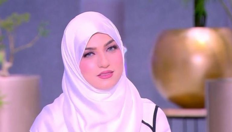 ياسمين عز ترتدي الحجاب.. وتعلّق ربنا يهدينا جميعاً (صور)