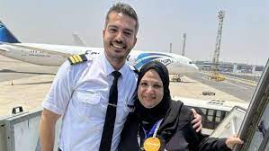 أول تعليق من طيار مصري فاجأ والدته وقاد طائرة أقلّتها للحج