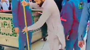 شاهد: لاعب الكريكت الباكستاني محمد رضوان يشارك في تنظيف ساحات الحرم المكي