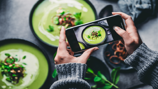 ابتكار يقدم سببا حقيقيا لكي تحمّل صور طعامك على هاتفك!