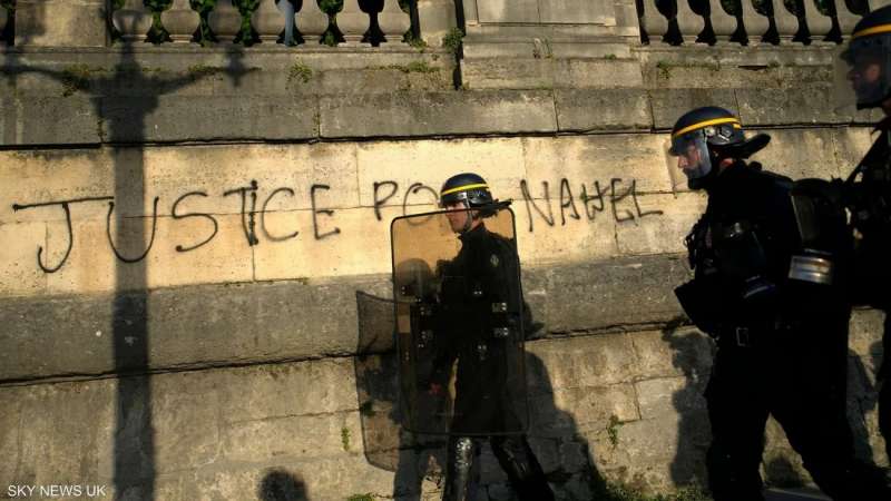 مدرعات وفض مظاهرات بالقوة.. ماذا يحدث في باريس؟