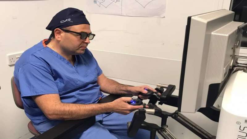 طبيب أردني يجري عمليات جراحية معقدة باستخدام الروبوت لأول مرة غربي بريطانيا