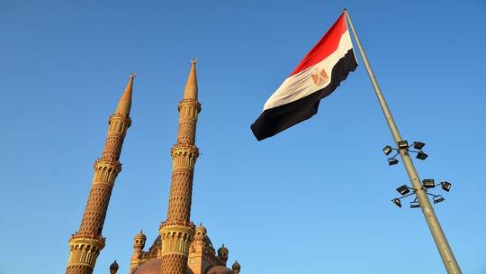 جدل واسع في مصر بعد انتشار صورة لإعلان مزيل عرق على جدران مسجد كبير وشهير في القاهرة (صورة)