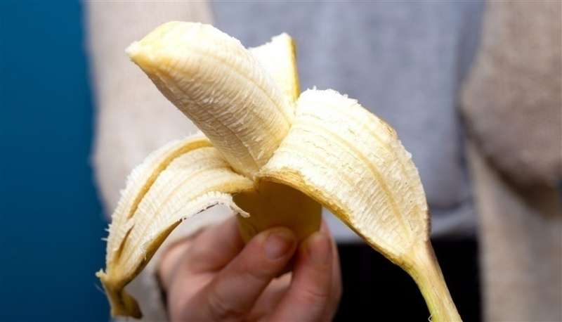 يقشر الموز قبل شرائه بغية توفير المال.. هل هي طريقة فعالة؟