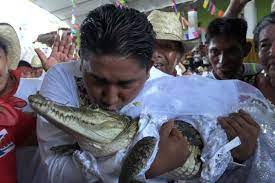 شاهد.. زواج رئيس بلدية بالمكسيك من أنثى تمساح