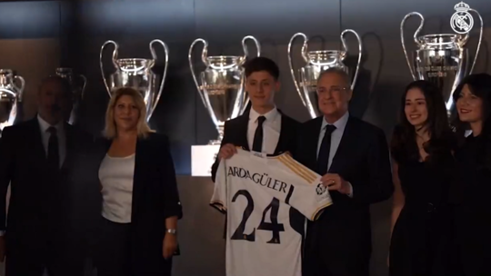لقطة عاطفية للتركي أردا غولر مع والدته.. وأخرى محرجة مع رئيس ريال مدريد (فيديو)
