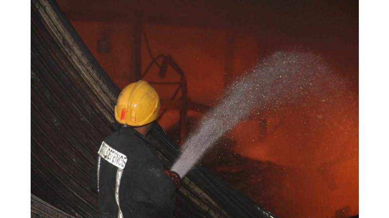 الدفاع المدني يبذل جهوداً كبيرة في التعامل مع حريق في مصنع للزيوت بمحافظة المفرق