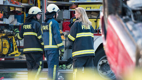 نساء بفرق الإطفاء يجبرن على خلع ملابسهن الداخلية أمام زملائهم في بريطانيا