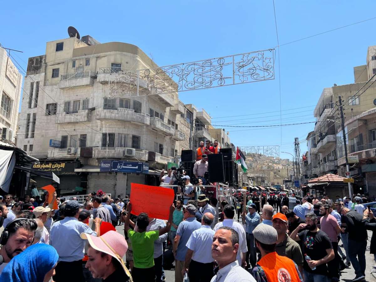 المئات في وسط البلد يطالبون بسحب قانون الجرائم الالكترونية - صور