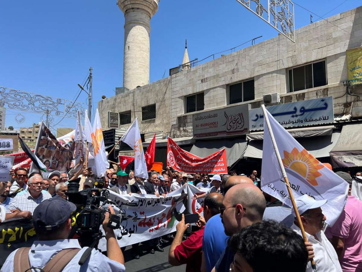 المئات في وسط البلد يطالبون بسحب قانون الجرائم الالكترونية - صور