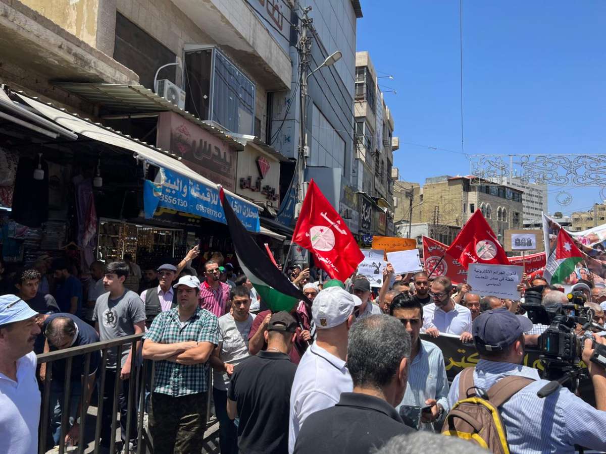 المئات في وسط البلد يطالبون بسحب قانون الجرائم الالكترونية - صور