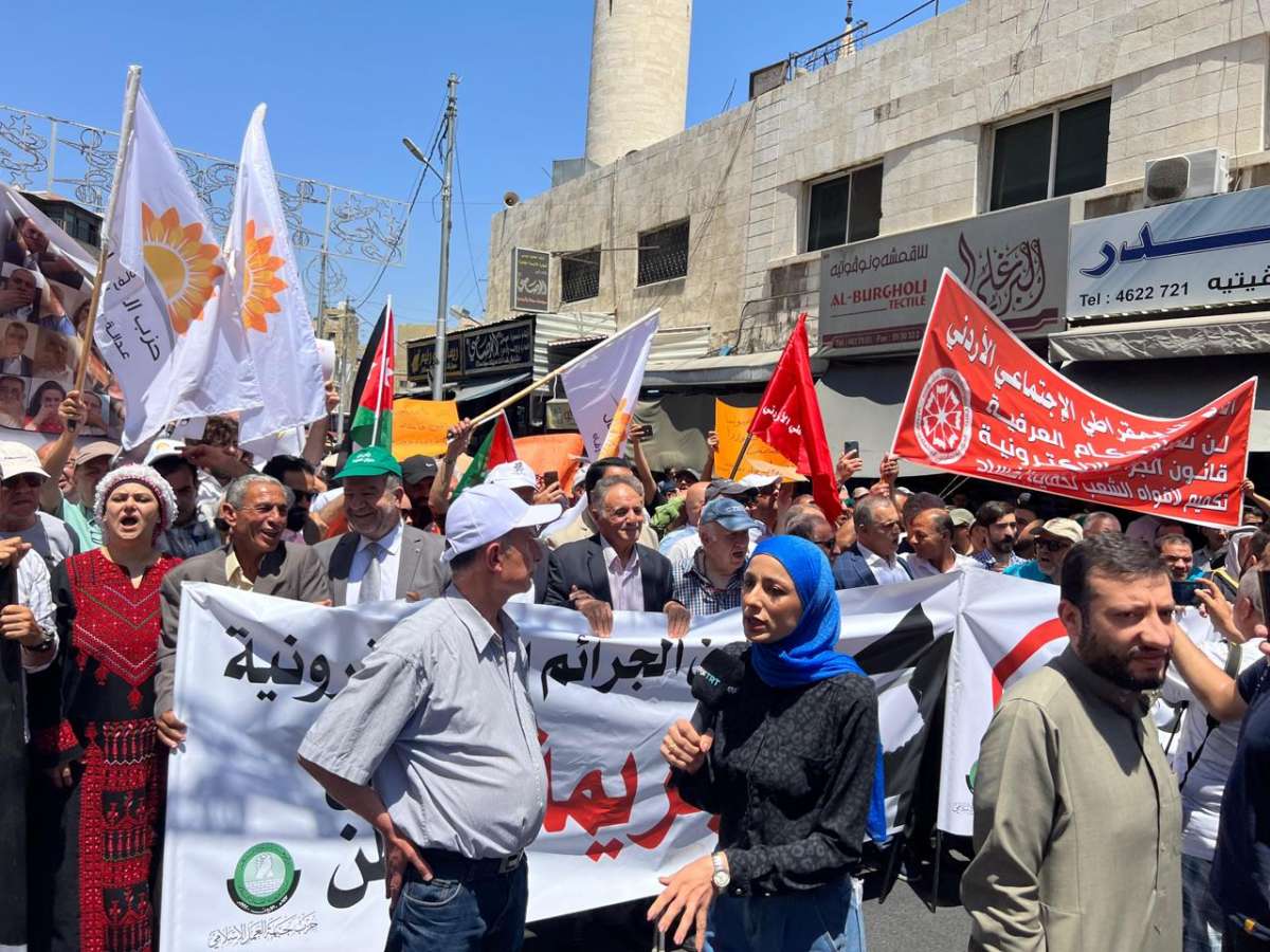 المئات في وسط البلد يطالبون بسحب قانون الجرائم الالكترونية - صور