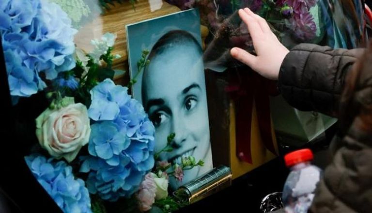 جنازة مهيبة للفنانة المسلمة شينيد أوكونور في إيرلندا (صور)