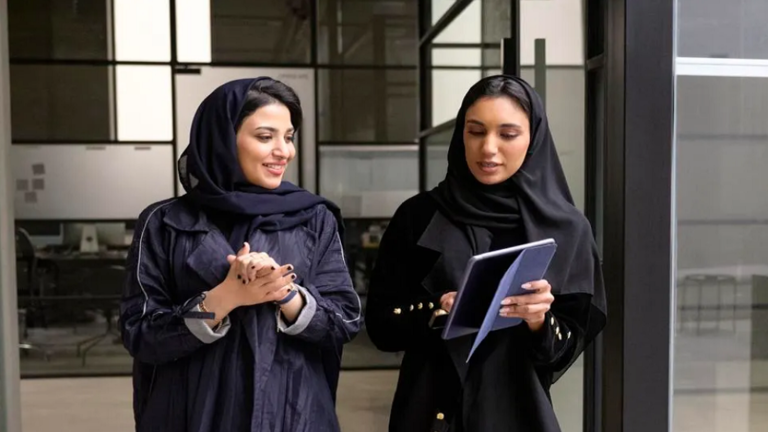 السعودية: ارتفاع مشاركة النساء في سوق العمل.. والسياحة في الصدارة