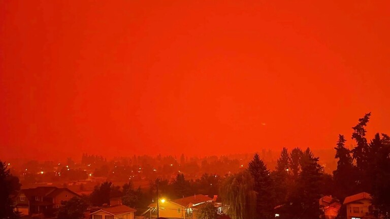 مشاهد مرعبة.. سماء كندا تصطبغ باللون الأحمر (فيديو)