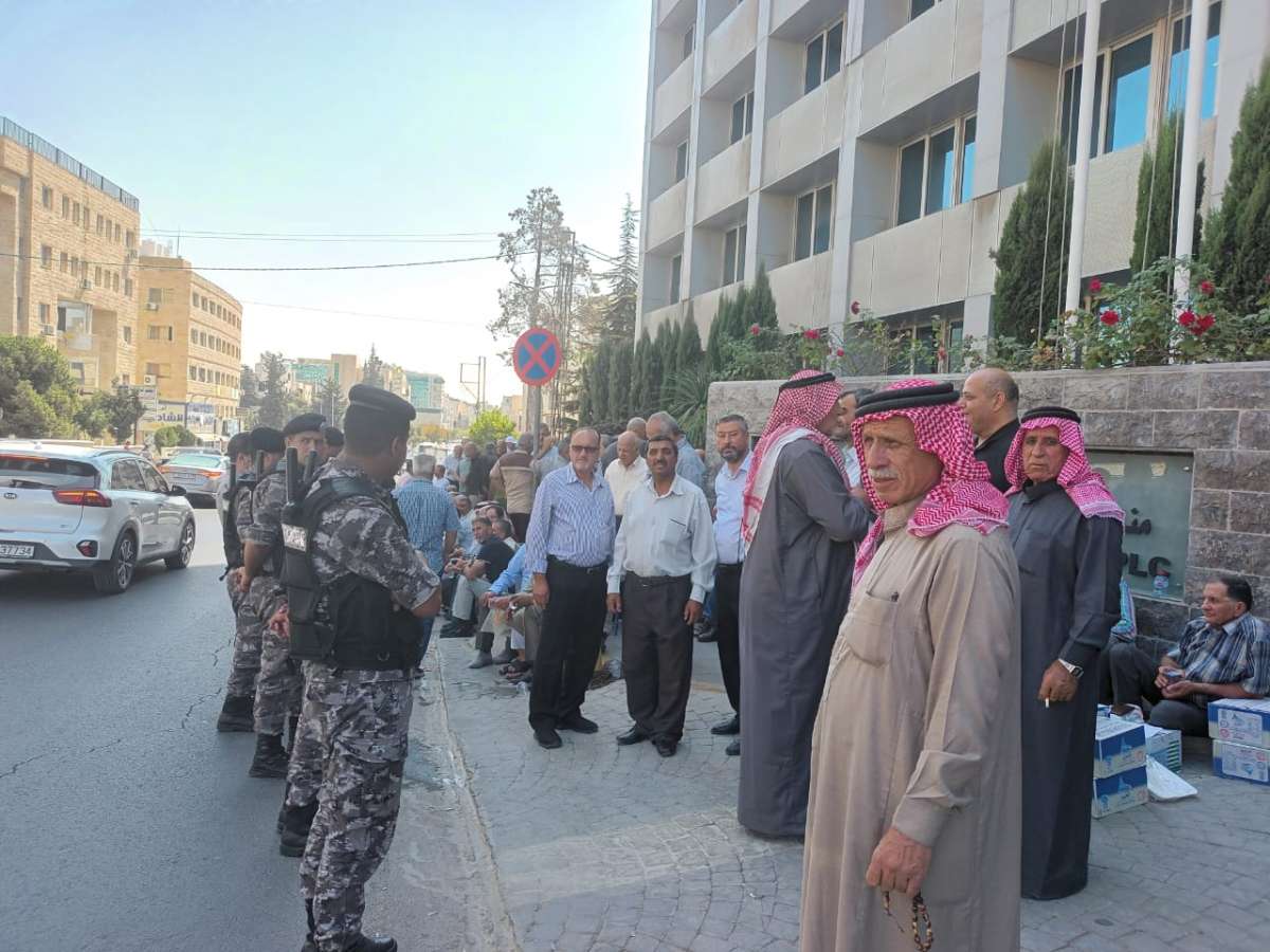 متقاعدو الفوسفات يجددون اعتصامهم امام مبنى الشركة.. والادارة لا تجيب - صور