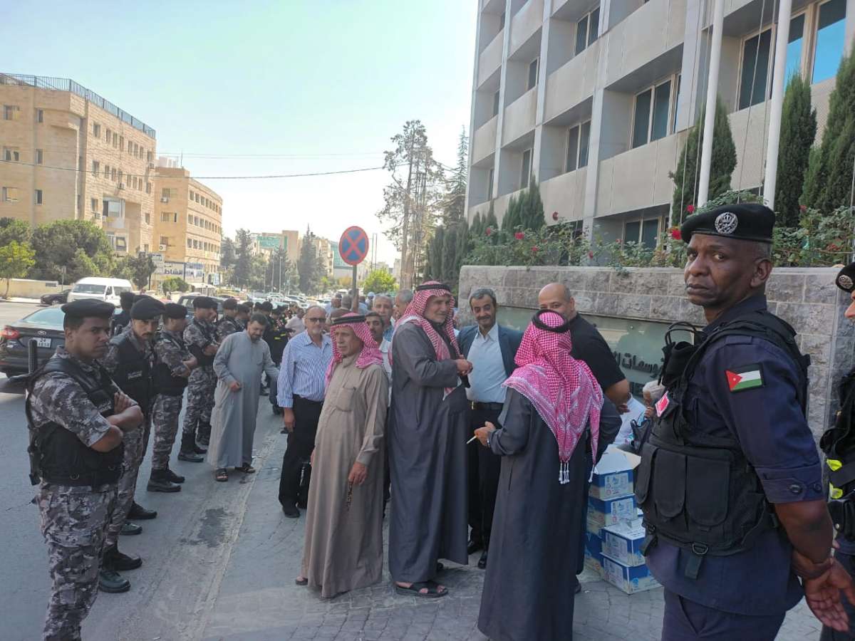 متقاعدو الفوسفات يجددون اعتصامهم امام مبنى الشركة.. والادارة لا تجيب - صور