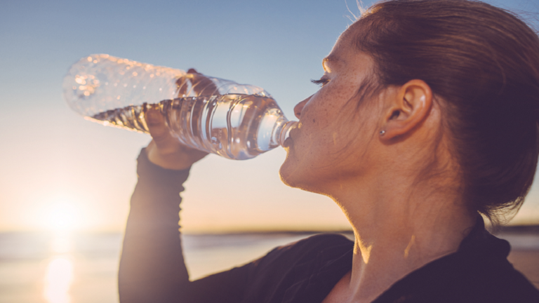 هل يساعدك شرب الكثير من الماء على إنقاص الوزن فعلا؟