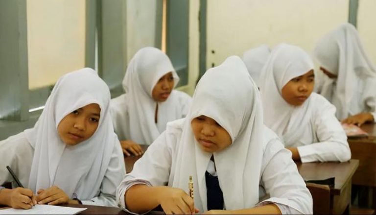 لارتداء الحجاب بشكل خاطئ.. معلمة تقص شعر 14 تلميذة في إندونيسيا