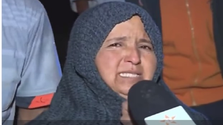مشهد مؤثر لأم مغربية فقدت زوجها وكل أبنائها