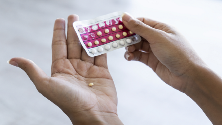 دراسة جدلية تحذر النساء من تناول مسكنات ألم شائعة مع أقراص منع الحمل
